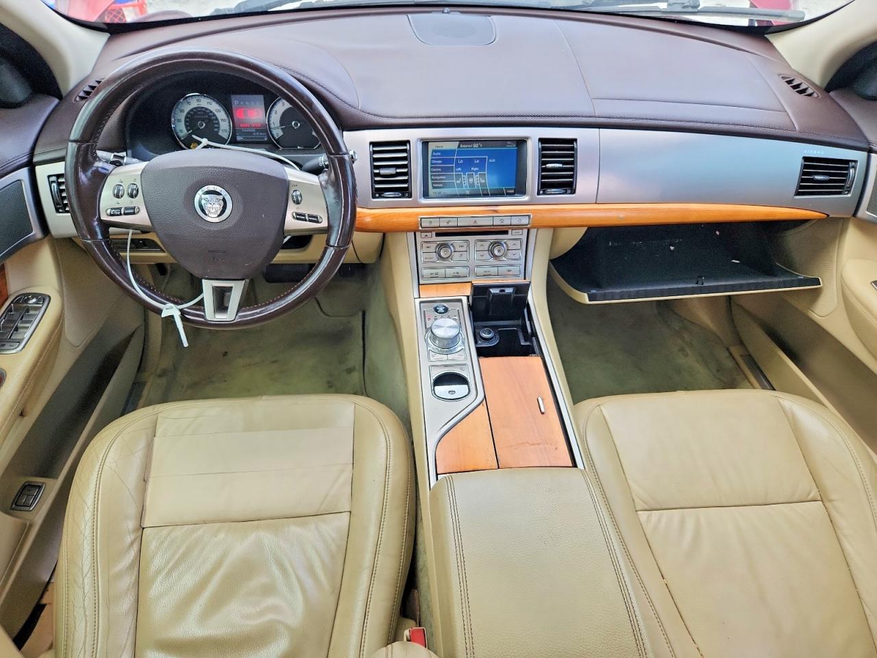 2010 Jaguar Xf Luxury Красный vin: SAJWA0FA8AHR65894