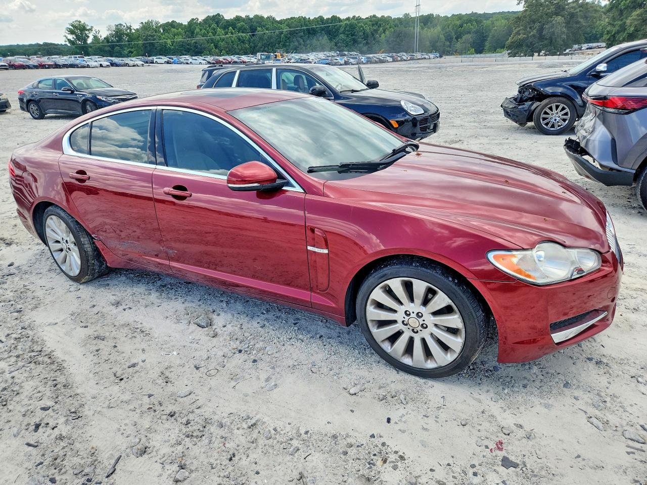 2010 Jaguar Xf Luxury Красный vin: SAJWA0FA8AHR65894