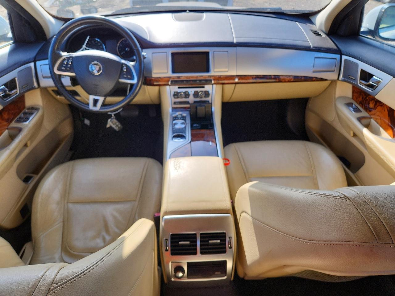 2015 Jaguar Xf 2.0t Premium White vin: SAJWA0FS2FPU68426
