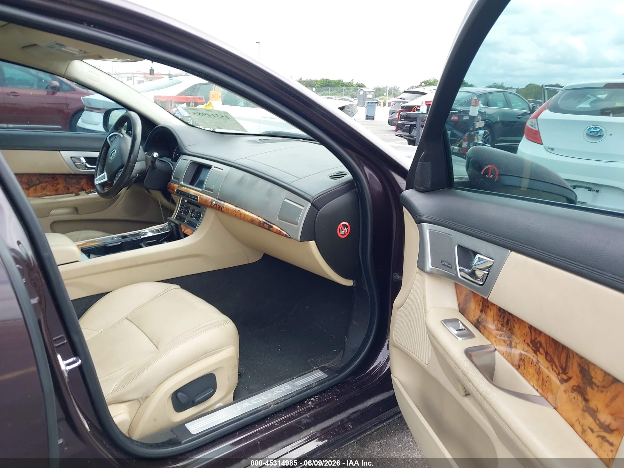 2015 Jaguar Xf 2.0t Premium Коричневый vin: SAJWA0FSXFPU66942