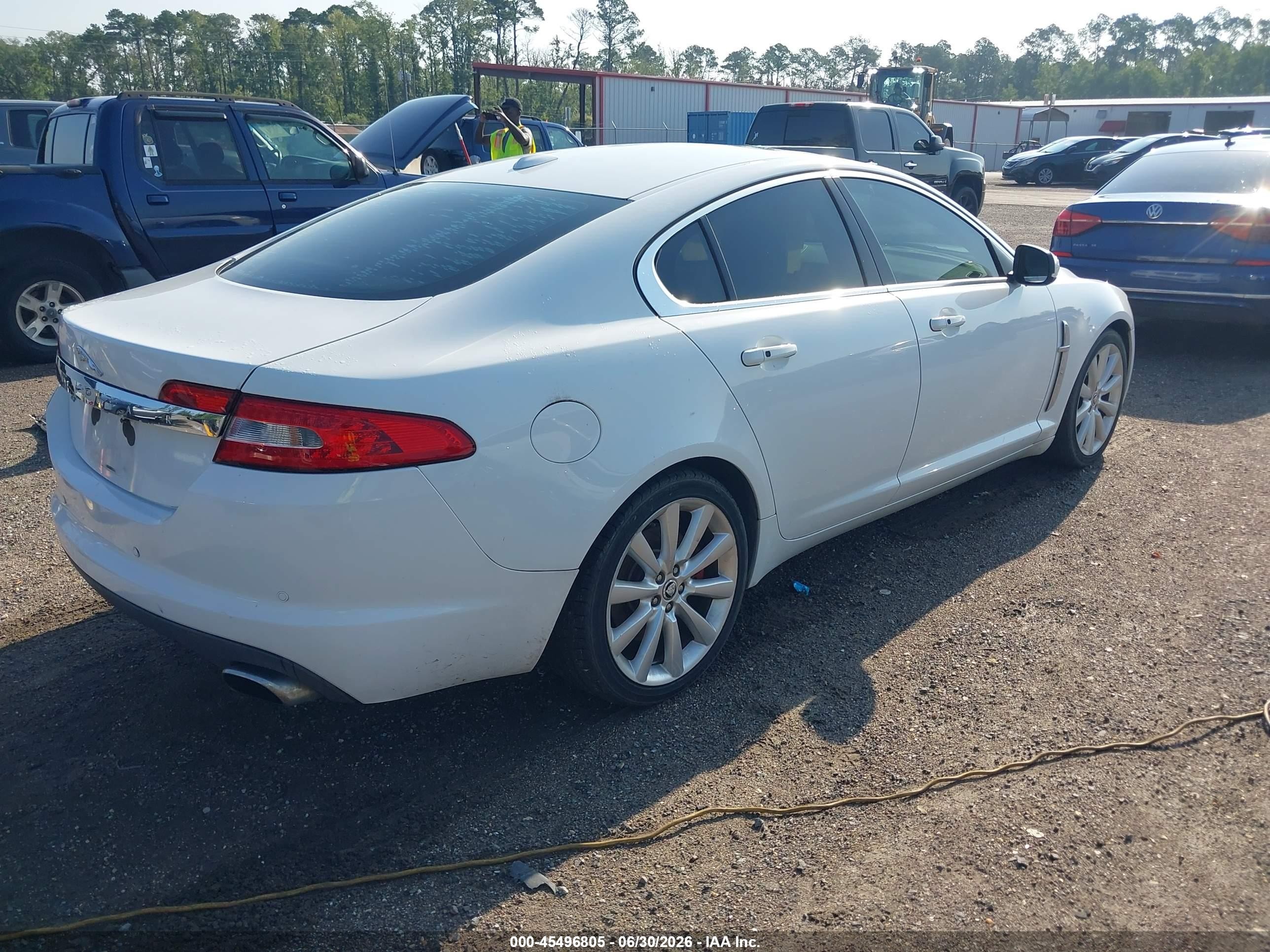 2011 Jaguar Xf Premium Белый vin: SAJWA0GB8BLS18107