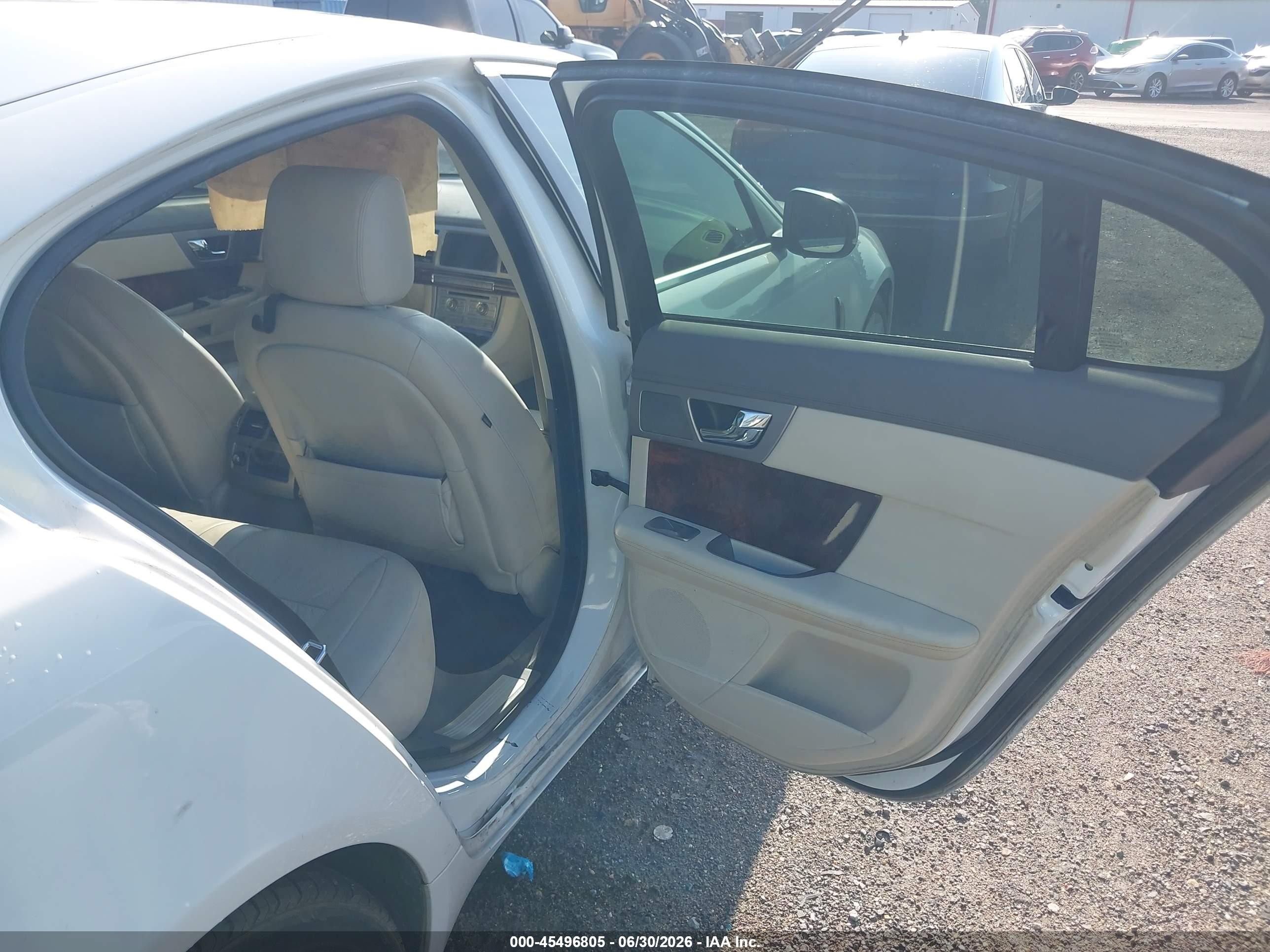 2011 Jaguar Xf Premium Белый vin: SAJWA0GB8BLS18107