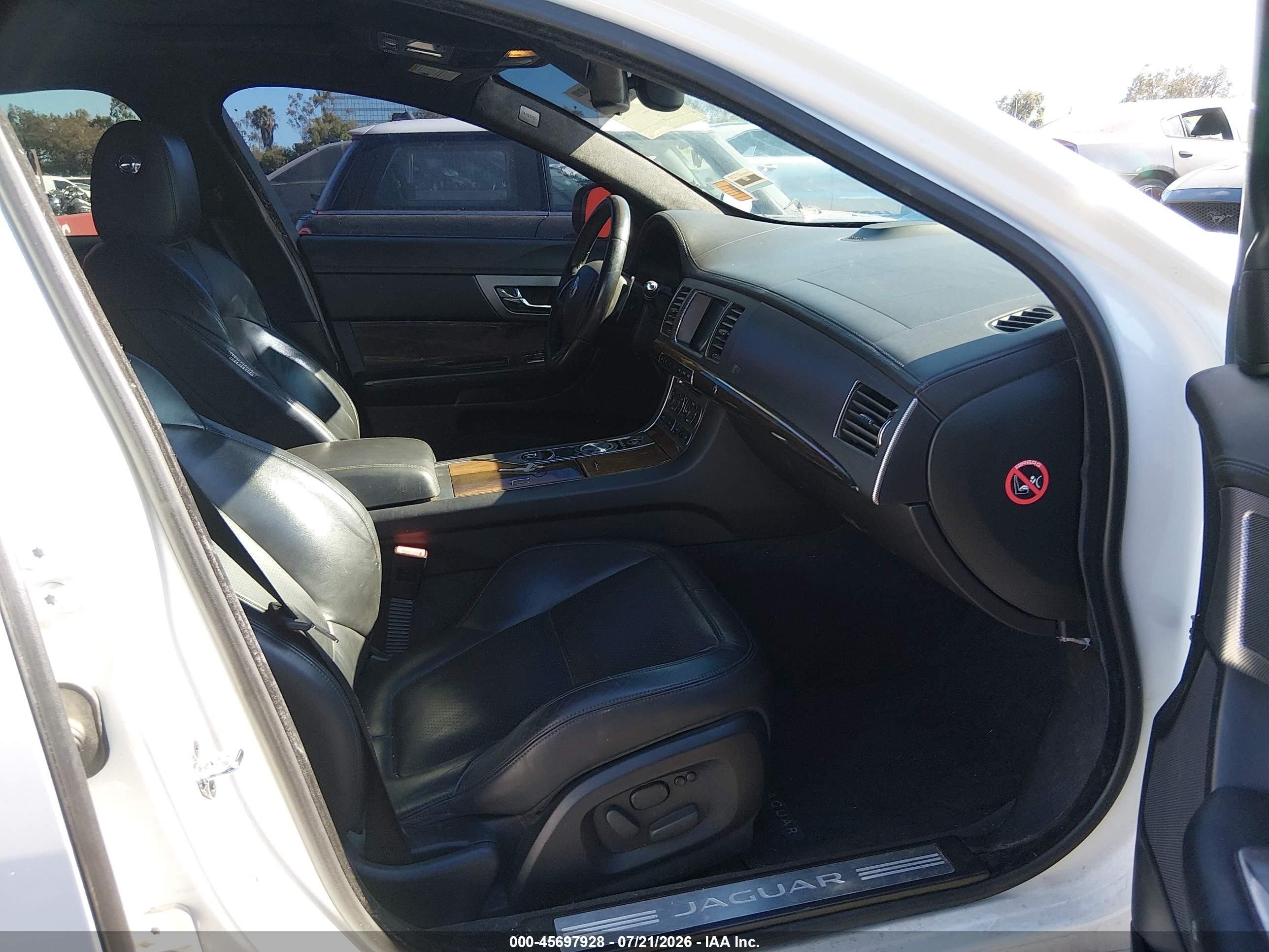 2012 Jaguar Xf Xfr White vin: SAJWA0JCXCMS38839