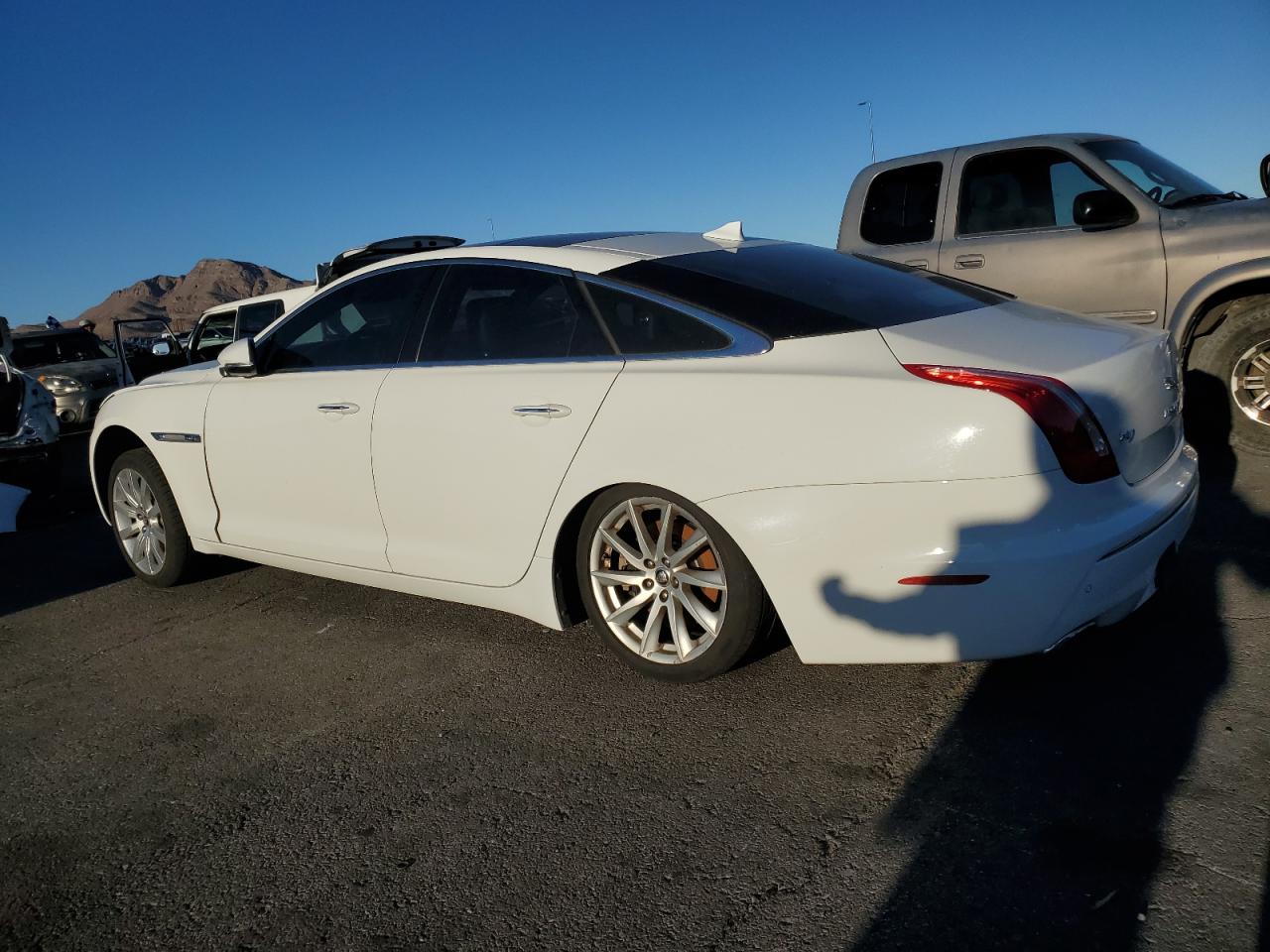 2013 Jaguar Xj White vin: SAJWA1C72D8V39766