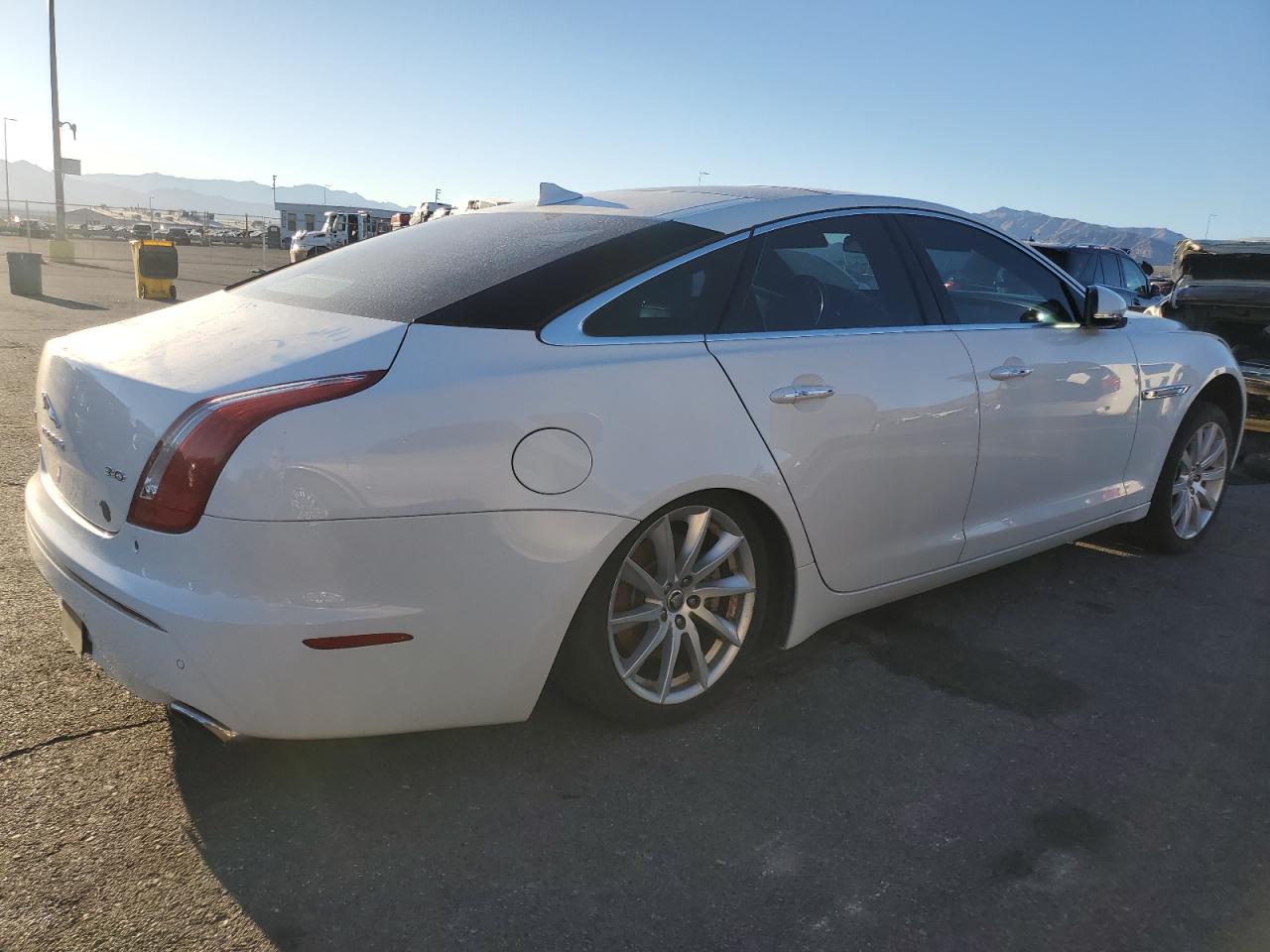 2013 Jaguar Xj White vin: SAJWA1C72D8V39766