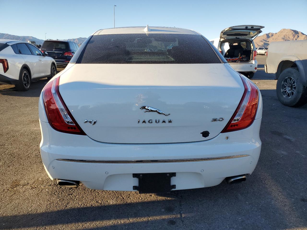 2013 Jaguar Xj White vin: SAJWA1C72D8V39766