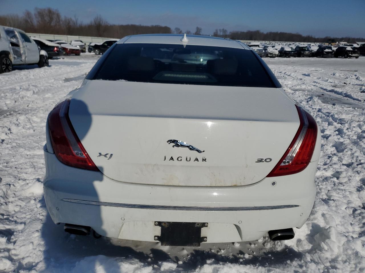 2013 Jaguar Xj White vin: SAJWA1C72D8V40156