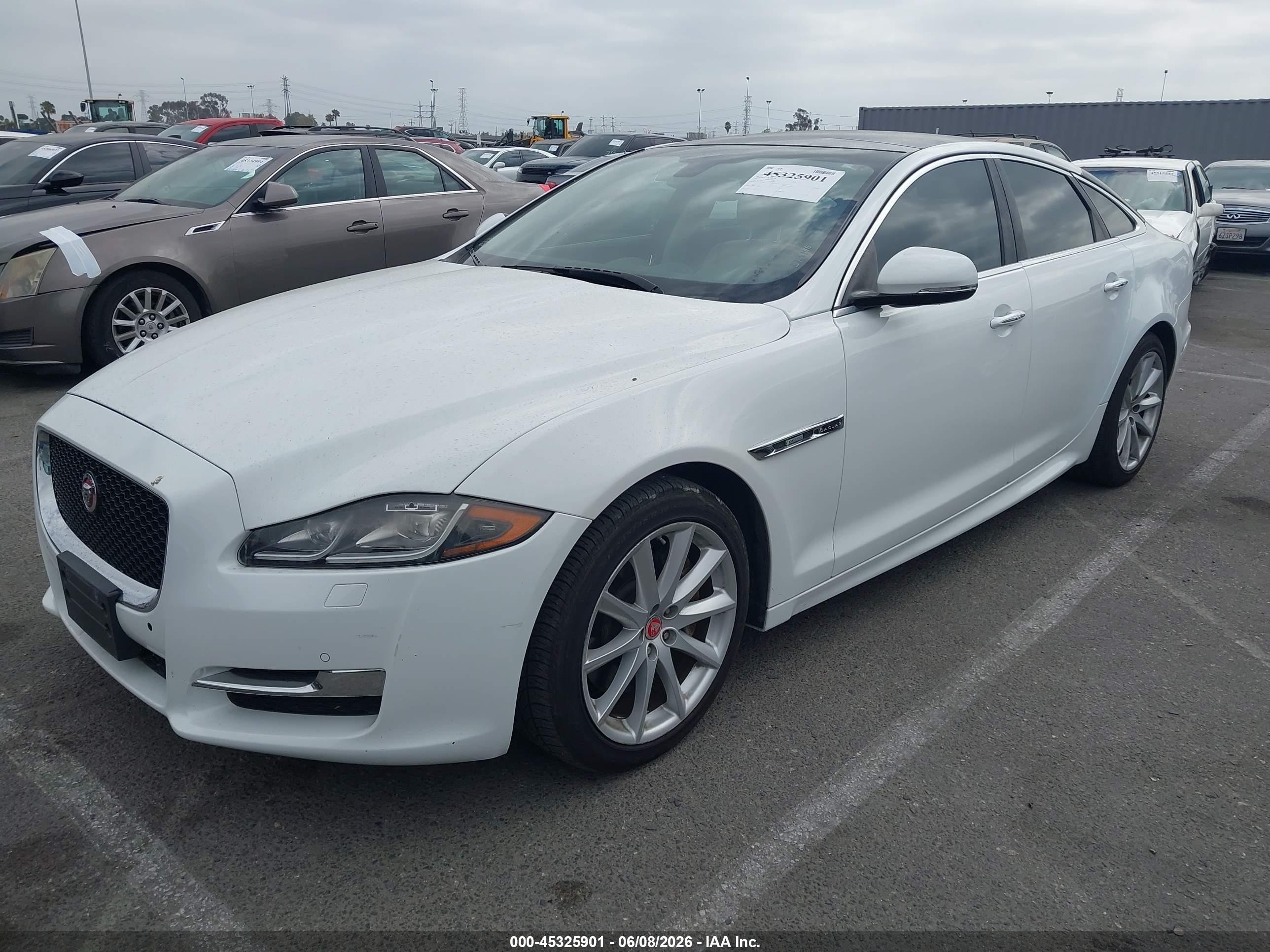 2017 Jaguar Xj R-sport White vin: SAJWA1C73H8W12309