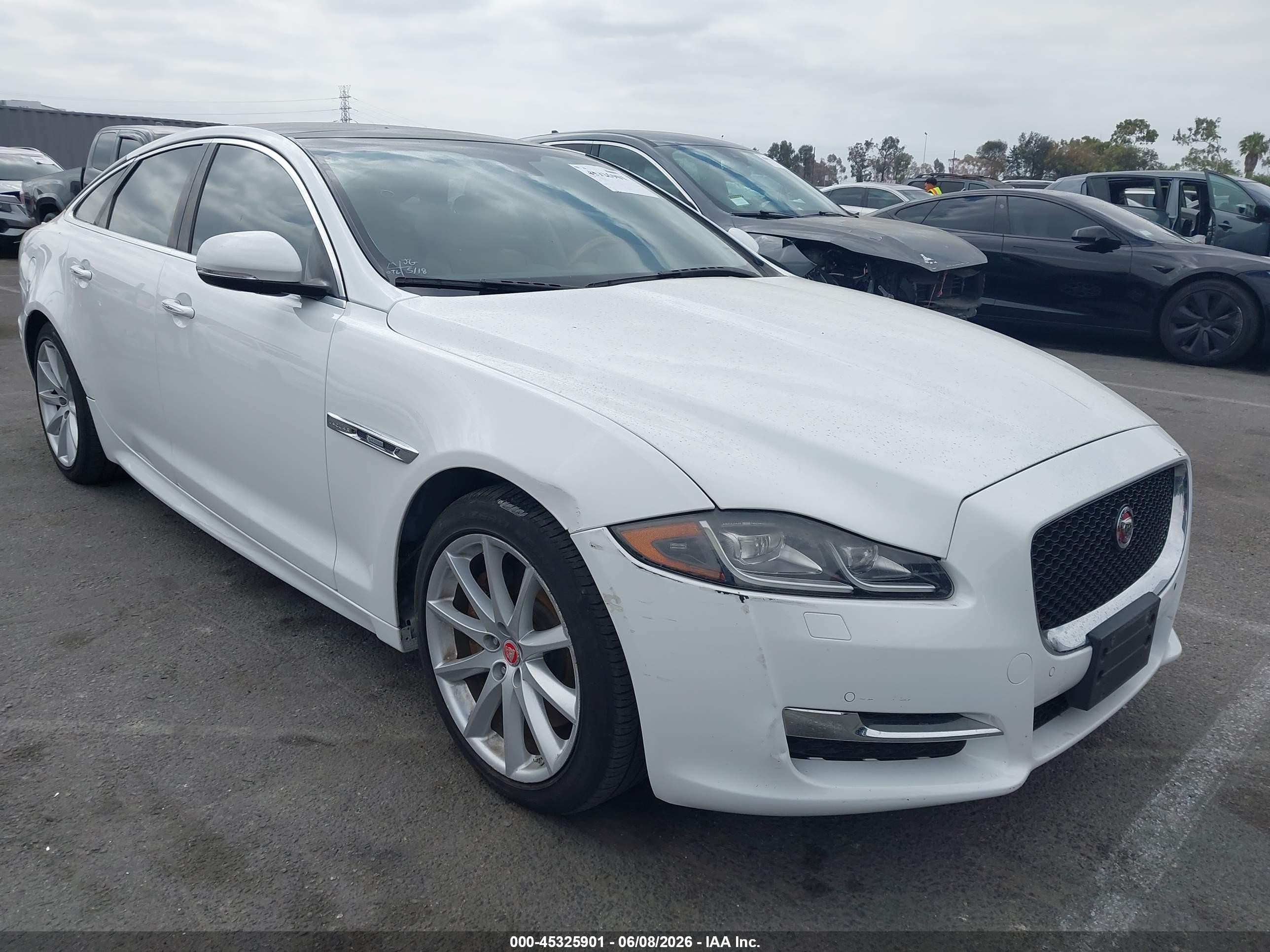 2017 Jaguar Xj R-sport White vin: SAJWA1C73H8W12309