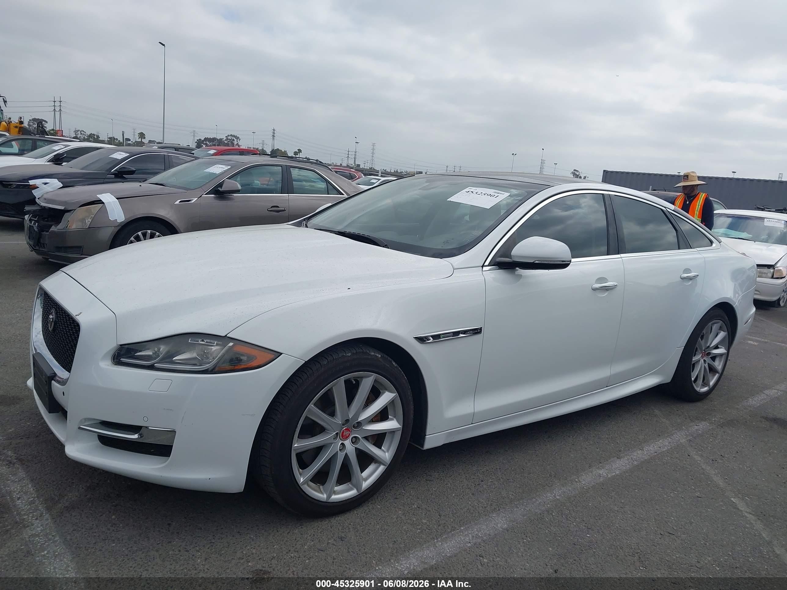2017 Jaguar Xj R-sport White vin: SAJWA1C73H8W12309