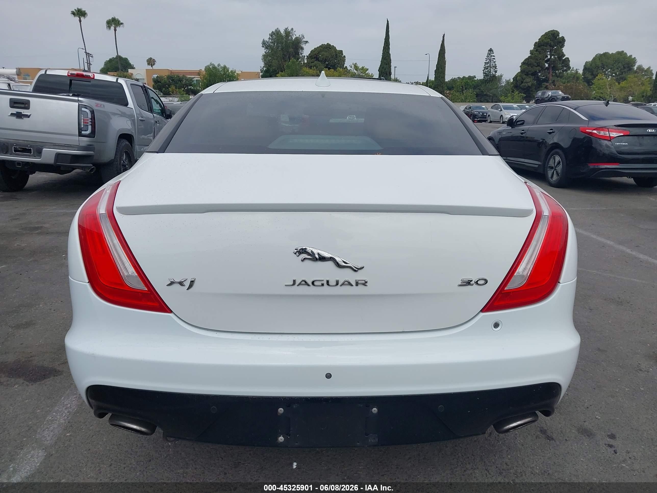 2017 Jaguar Xj R-sport White vin: SAJWA1C73H8W12309