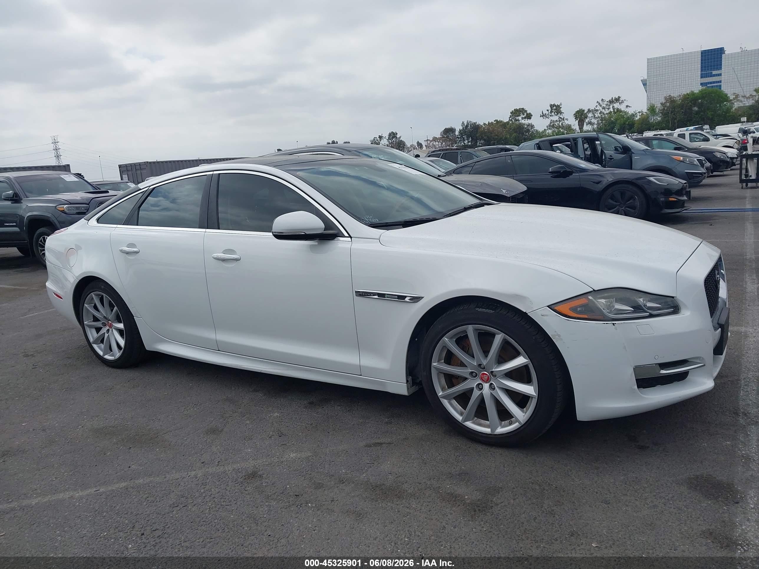 2017 Jaguar Xj R-sport White vin: SAJWA1C73H8W12309