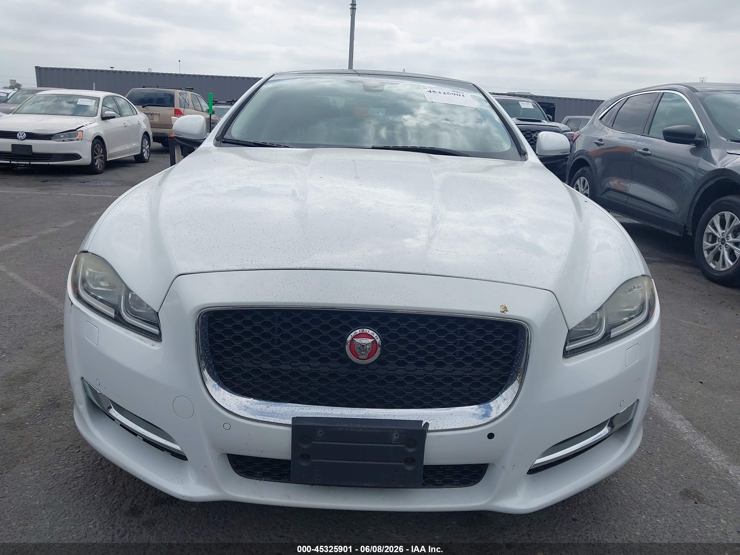 2017 Jaguar Xj R-sport White vin: SAJWA1C73H8W12309