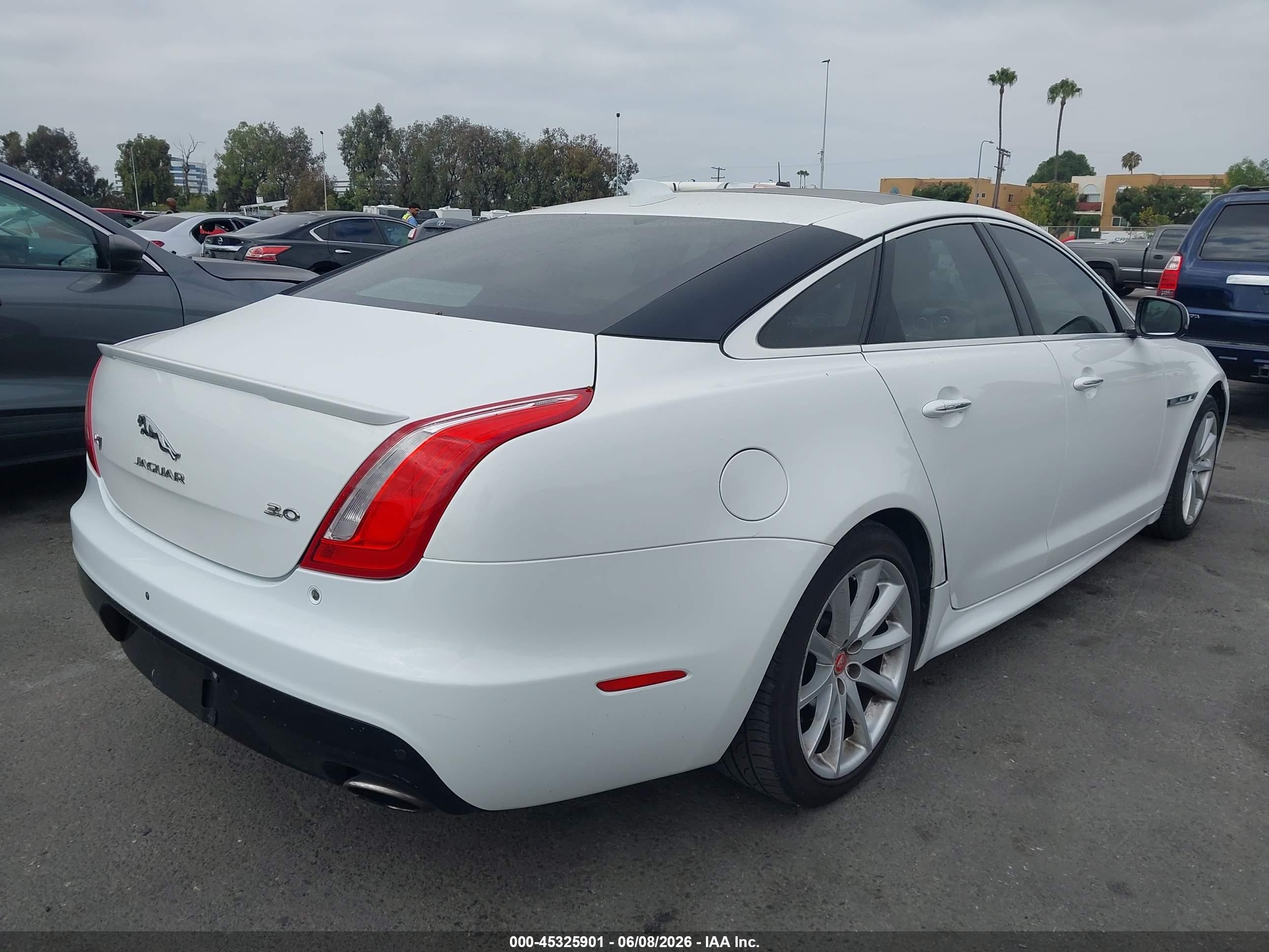 2017 Jaguar Xj R-sport White vin: SAJWA1C73H8W12309