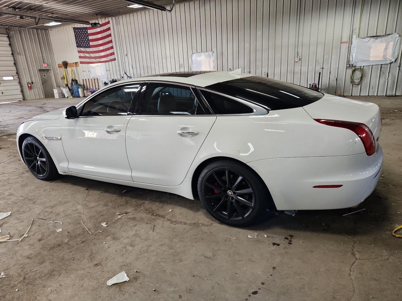 2013 Jaguar Xj White vin: SAJWA1C74D8V40837