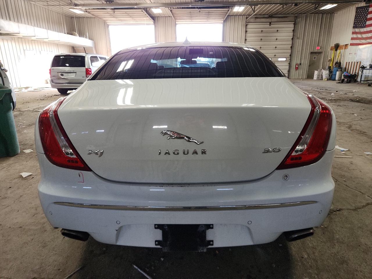 2013 Jaguar Xj White vin: SAJWA1C74D8V40837