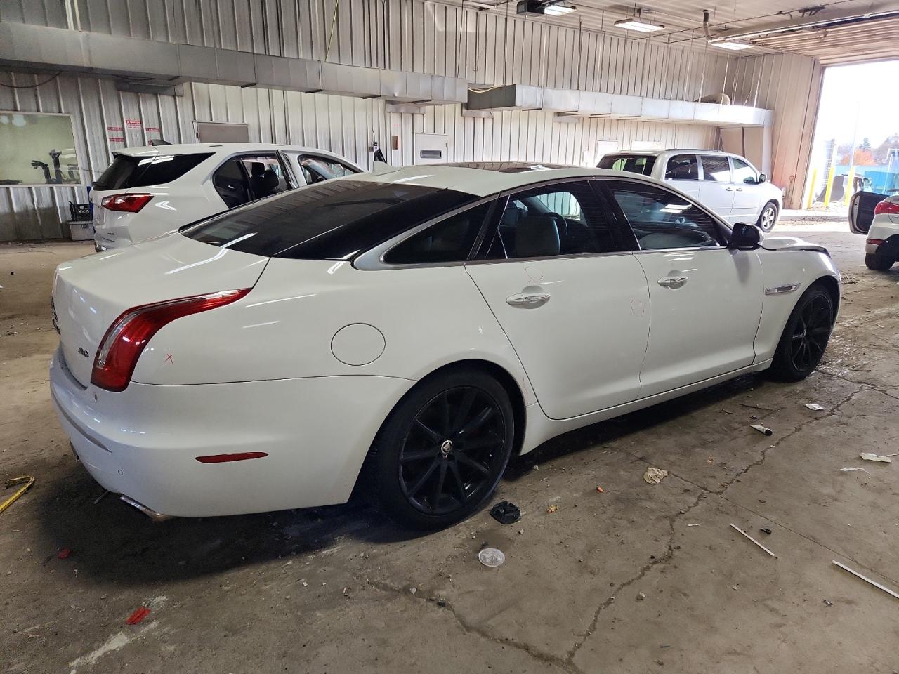 2013 Jaguar Xj White vin: SAJWA1C74D8V40837