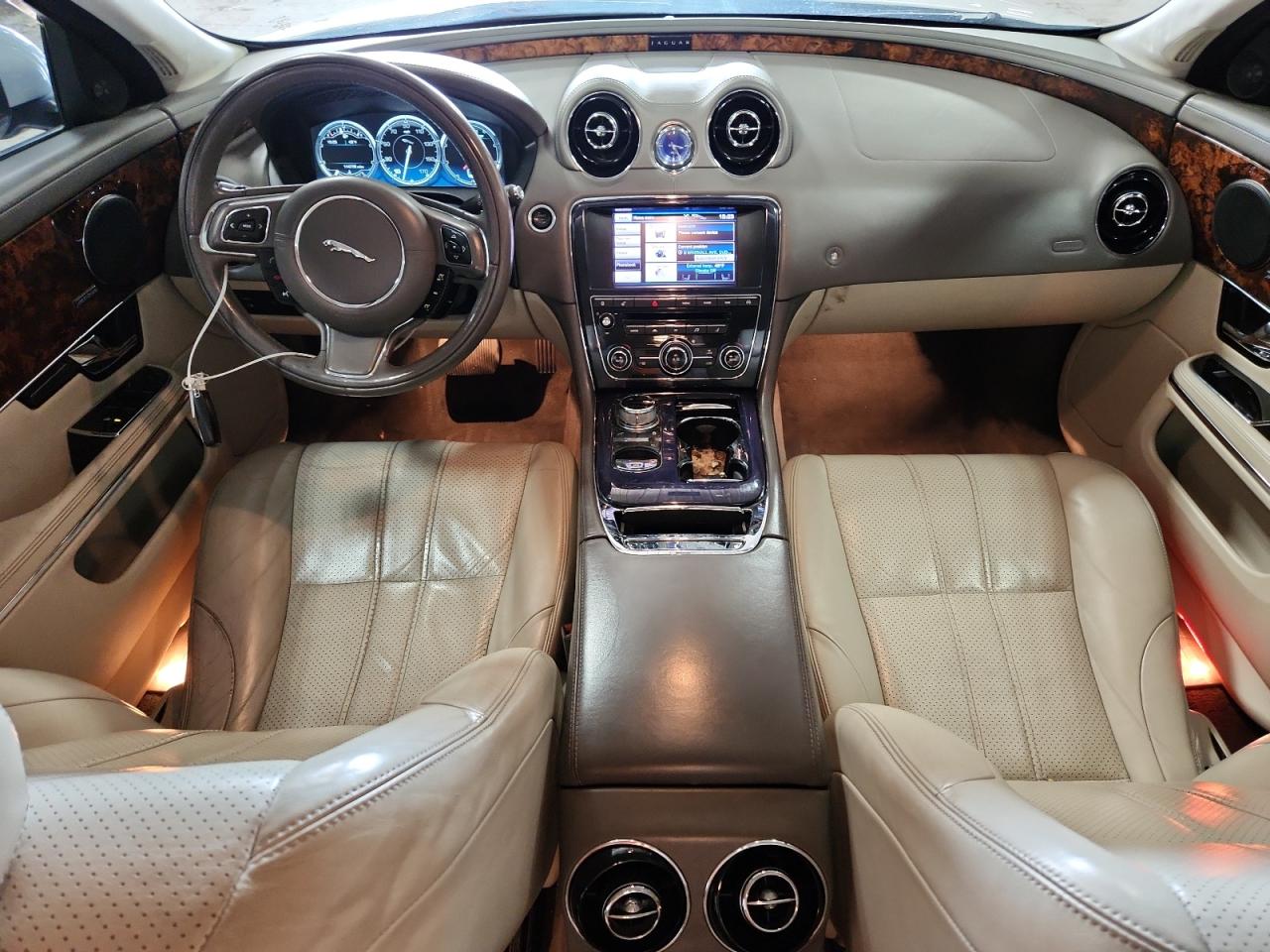 2013 Jaguar Xj White vin: SAJWA1C74D8V40837