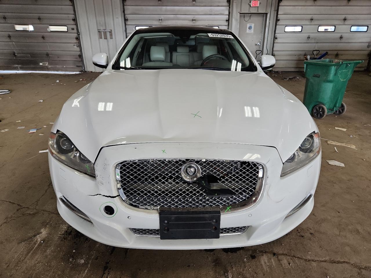 2013 Jaguar Xj White vin: SAJWA1C74D8V40837