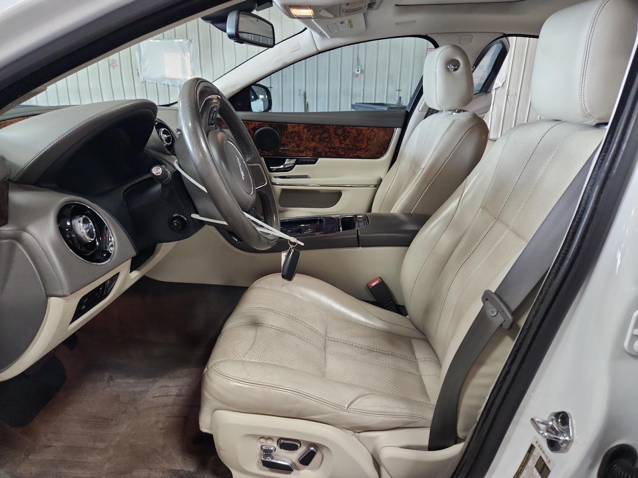 2013 Jaguar Xj White vin: SAJWA1C74D8V40837