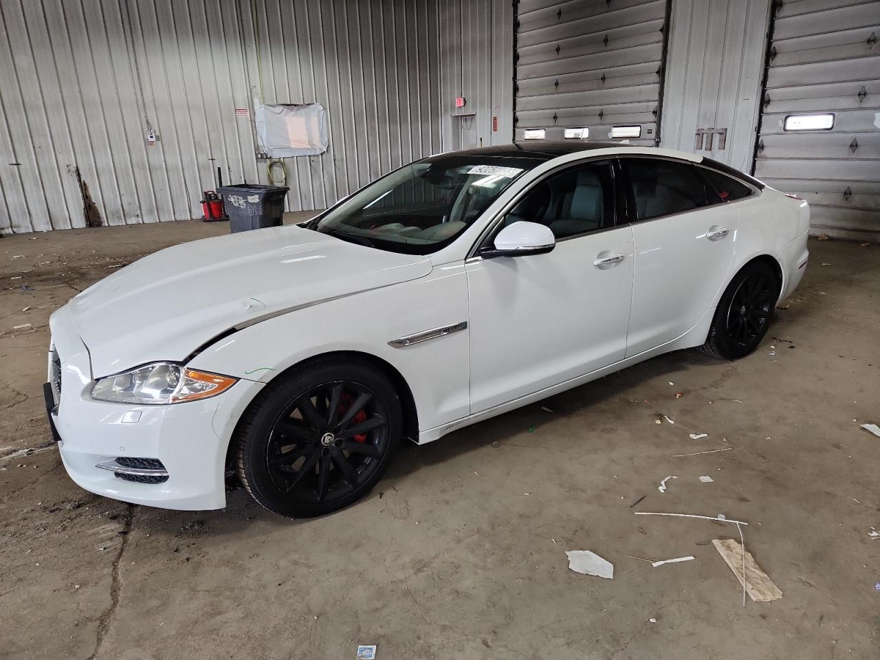 2013 Jaguar Xj White vin: SAJWA1C74D8V40837