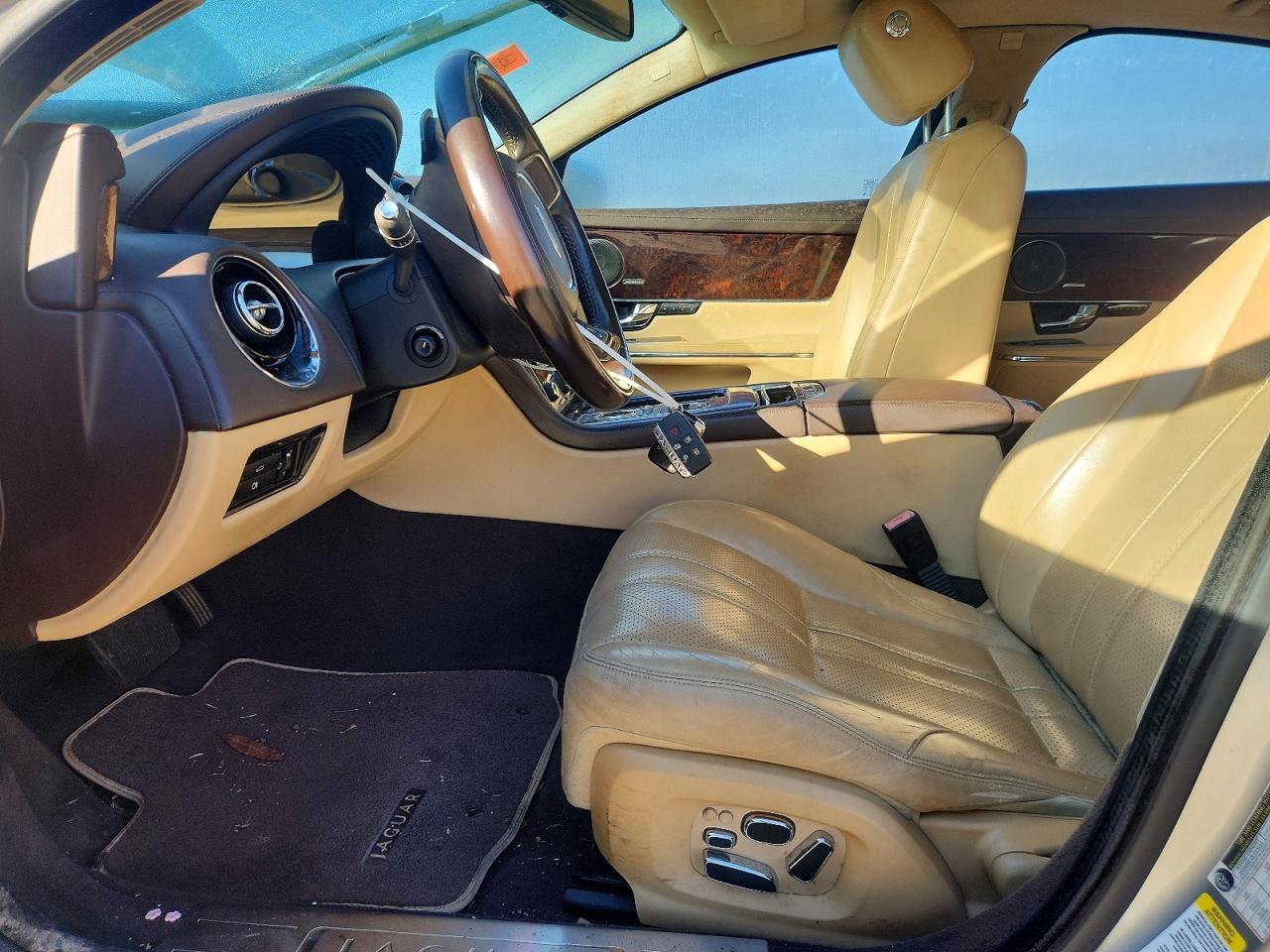 2013 Jaguar Xj Silver vin: SAJWA1C74D8V41812