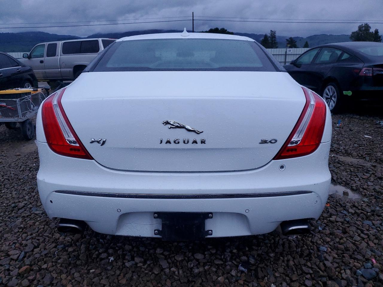 2013 Jaguar Xj White vin: SAJWA1C76D8V43092