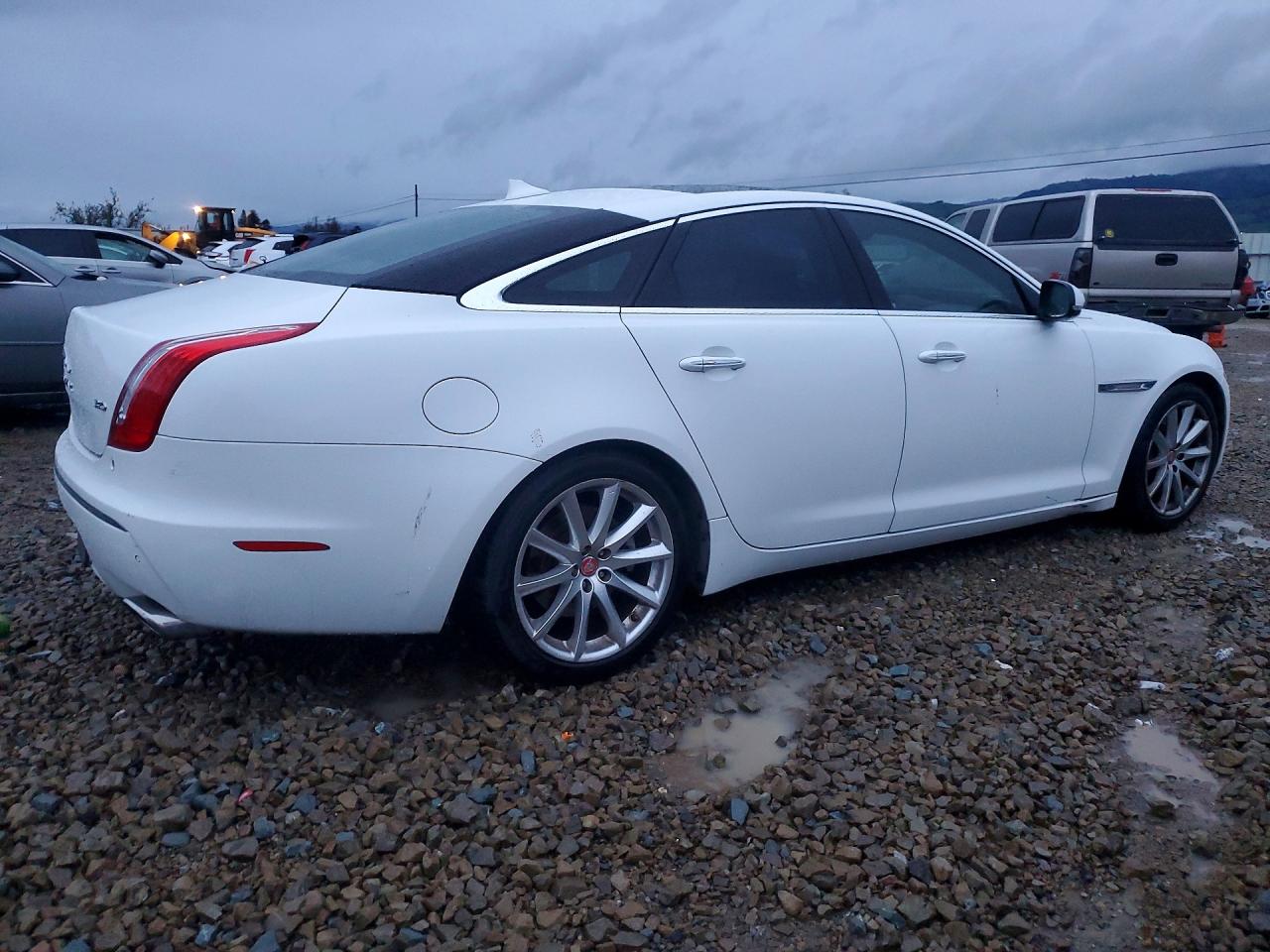 2013 Jaguar Xj White vin: SAJWA1C76D8V43092