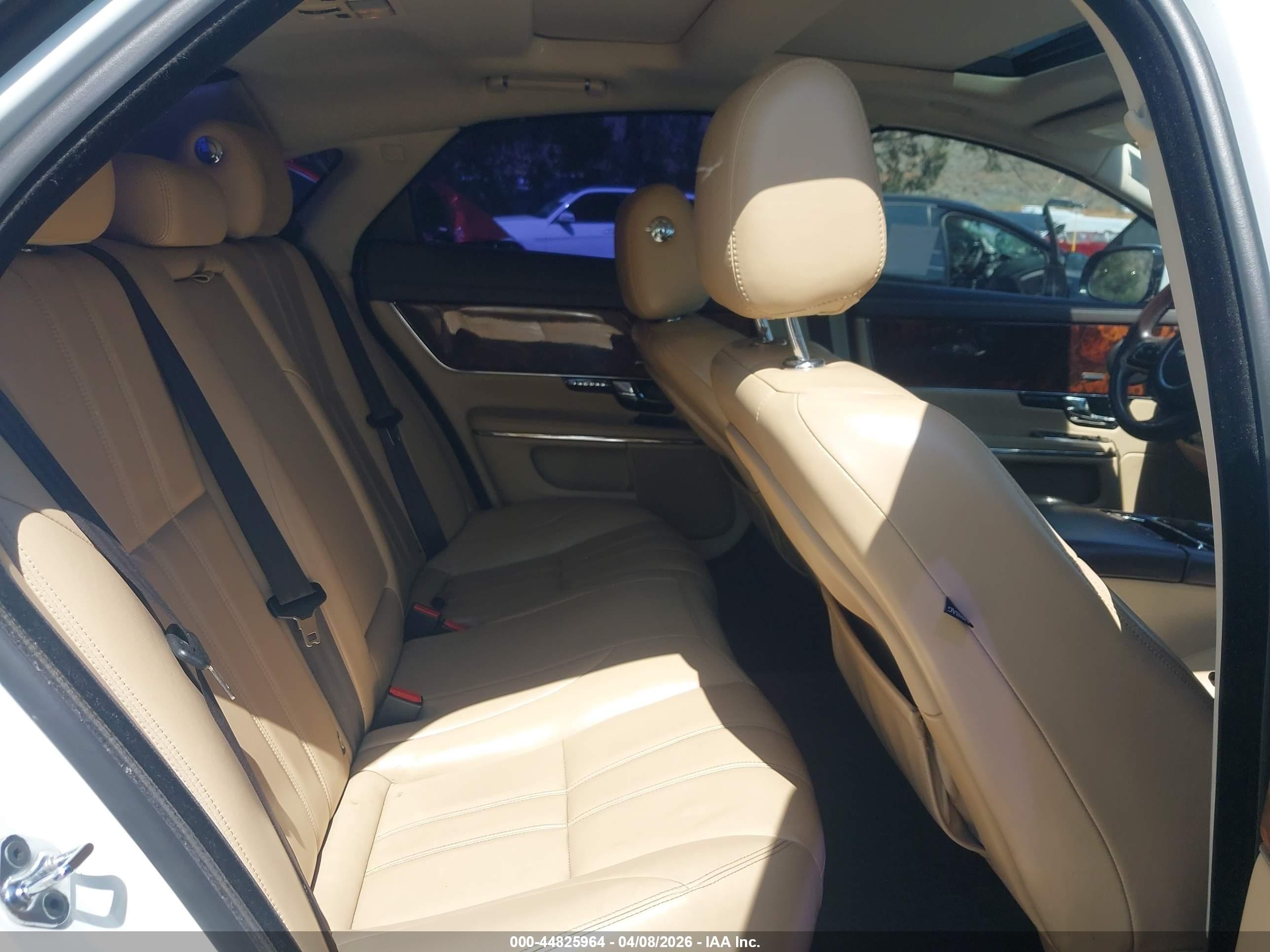 2013 Jaguar Xj White vin: SAJWA1C78D8V56538