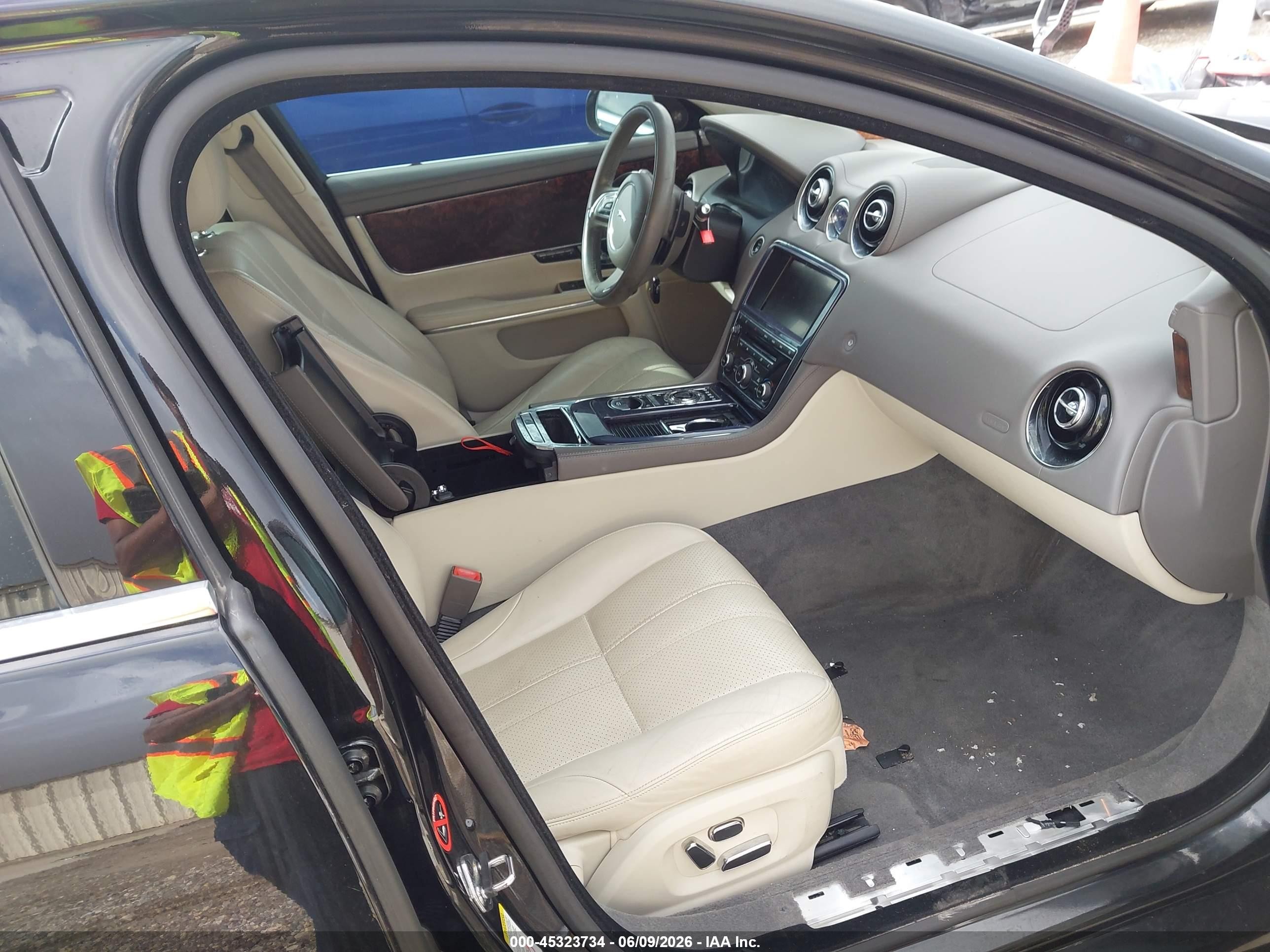 2013 Jaguar Xj   vin: SAJWA1C79D8V39974