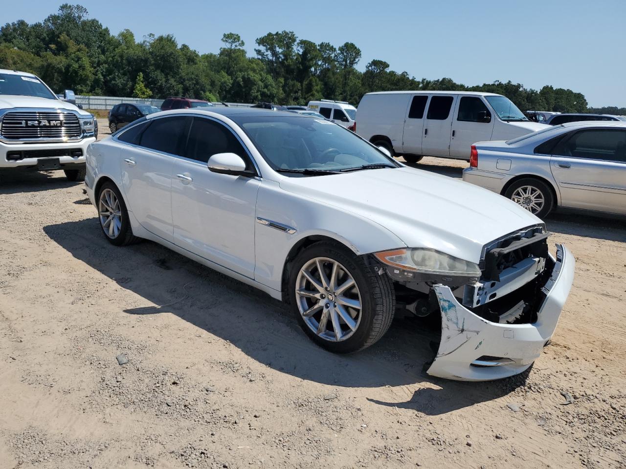 2013 Jaguar Xj White vin: SAJWA1C7XD8V55164
