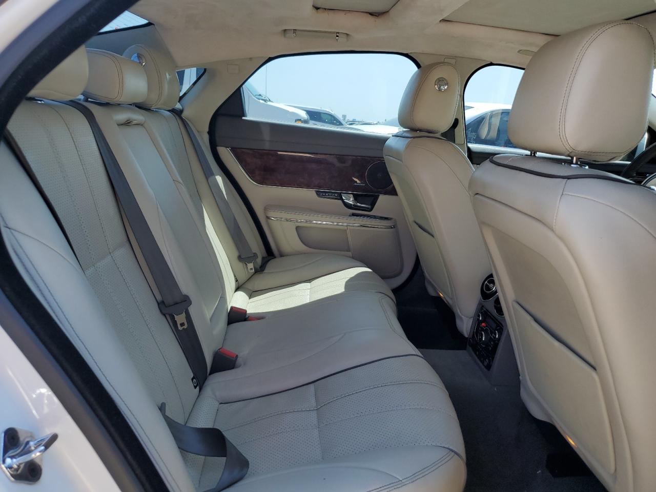 2013 Jaguar Xj White vin: SAJWA1C7XD8V55164