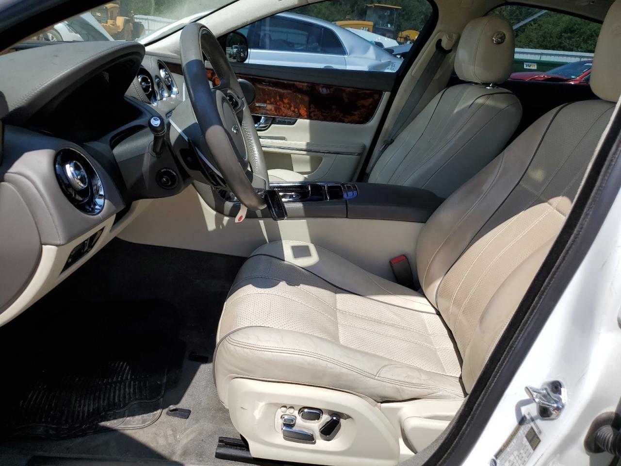 2013 Jaguar Xj White vin: SAJWA1C7XD8V55164
