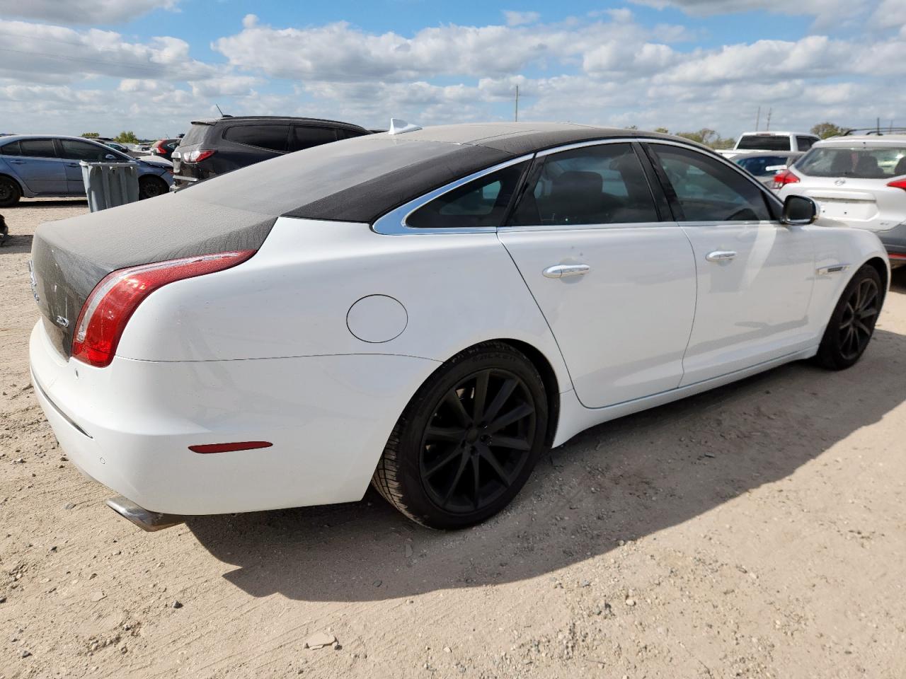 2013 Jaguar Xj White vin: SAJWA1C7XD8V57304