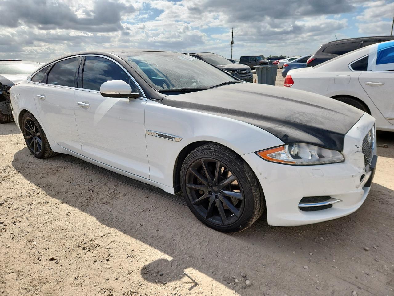2013 Jaguar Xj White vin: SAJWA1C7XD8V57304