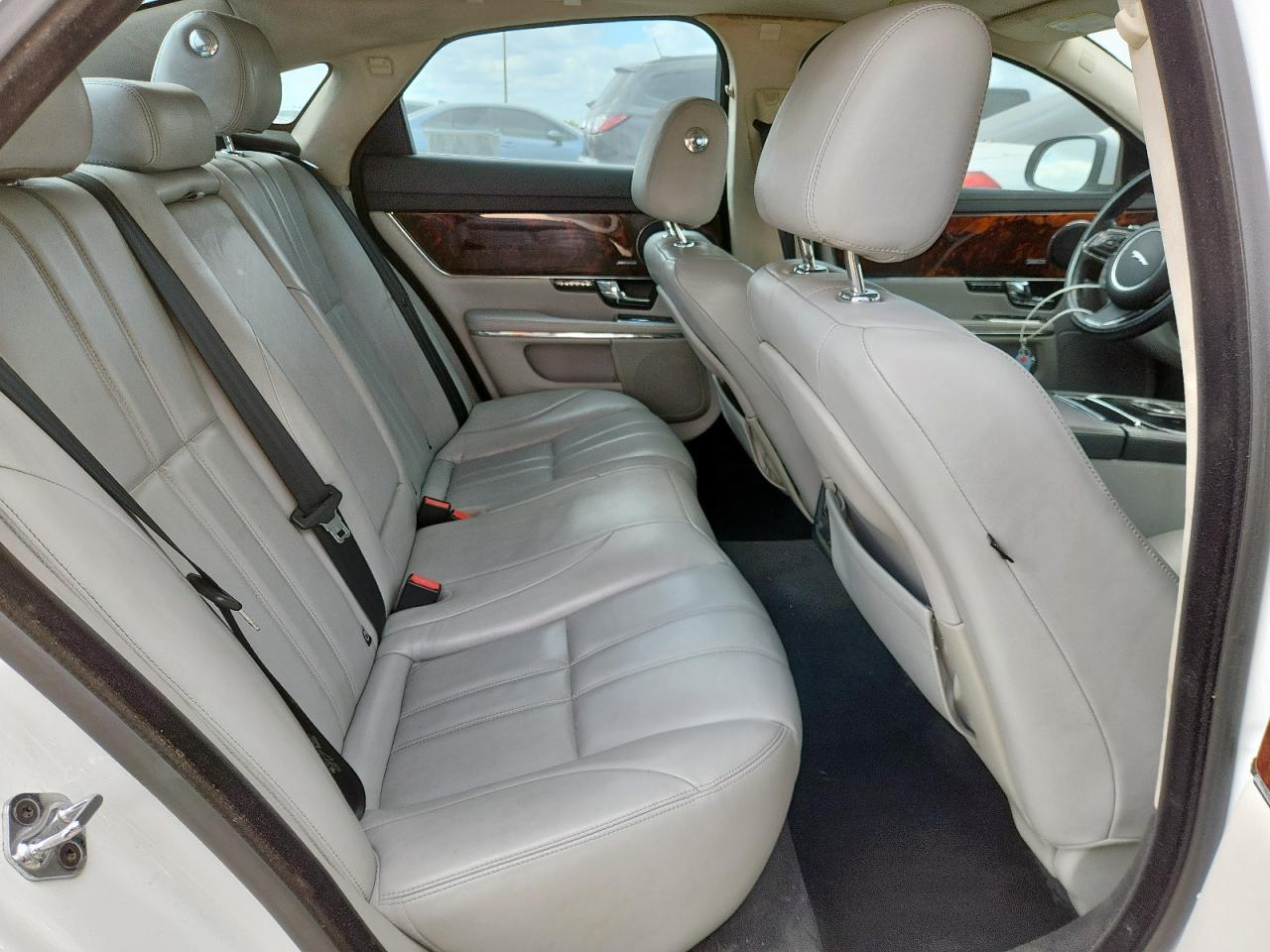 2013 Jaguar Xj White vin: SAJWA1C7XD8V57304