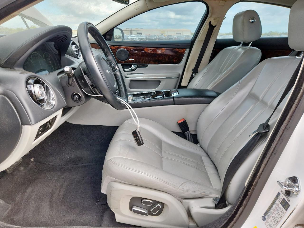 2013 Jaguar Xj White vin: SAJWA1C7XD8V57304