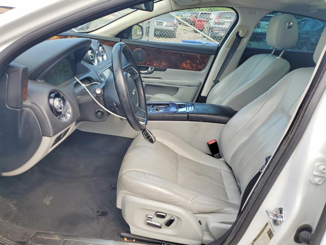 2012 Jaguar Xj White vin: SAJWA1CB9CLV34743