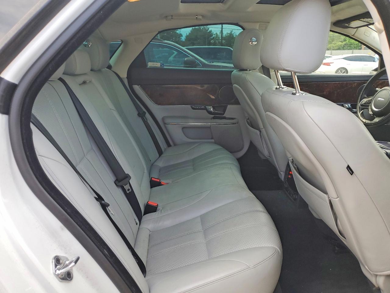 2012 Jaguar Xj White vin: SAJWA1CB9CLV34743