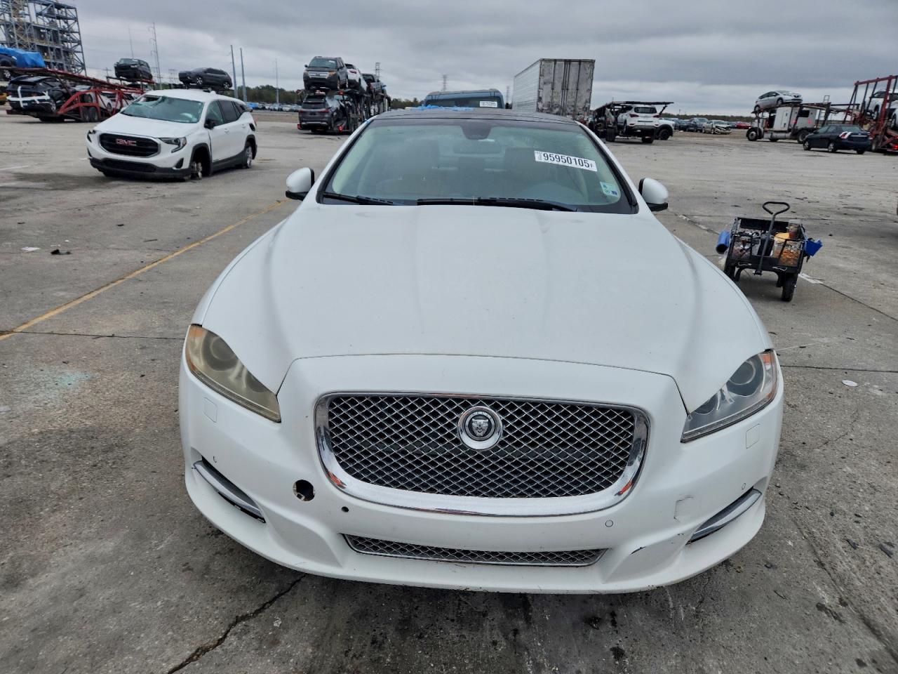 2012 Jaguar Xj White vin: SAJWA1CBXCLV37621