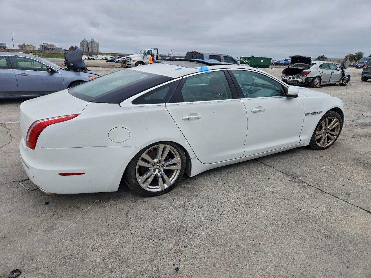 2012 Jaguar Xj White vin: SAJWA1CBXCLV37621