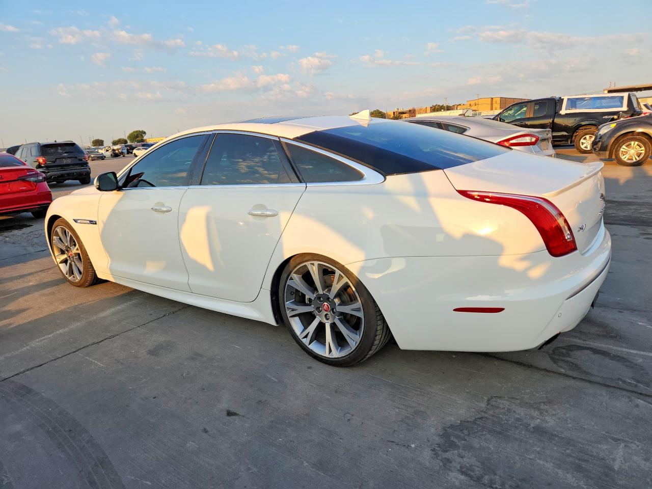 2015 Jaguar Xj White vin: SAJWA1CZ8F8V86563
