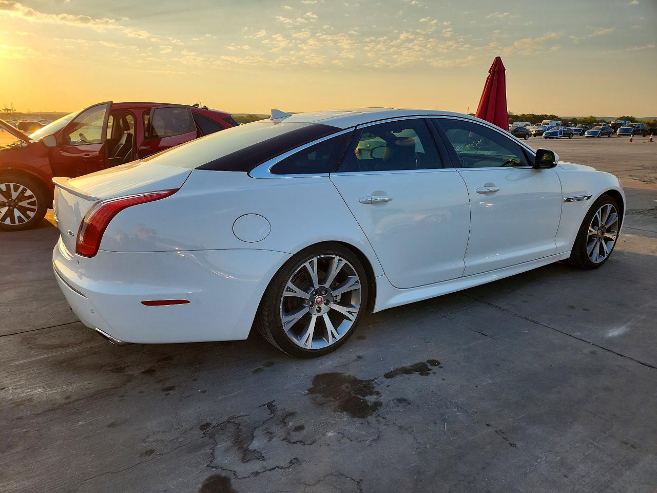 2015 Jaguar Xj White vin: SAJWA1CZ8F8V86563