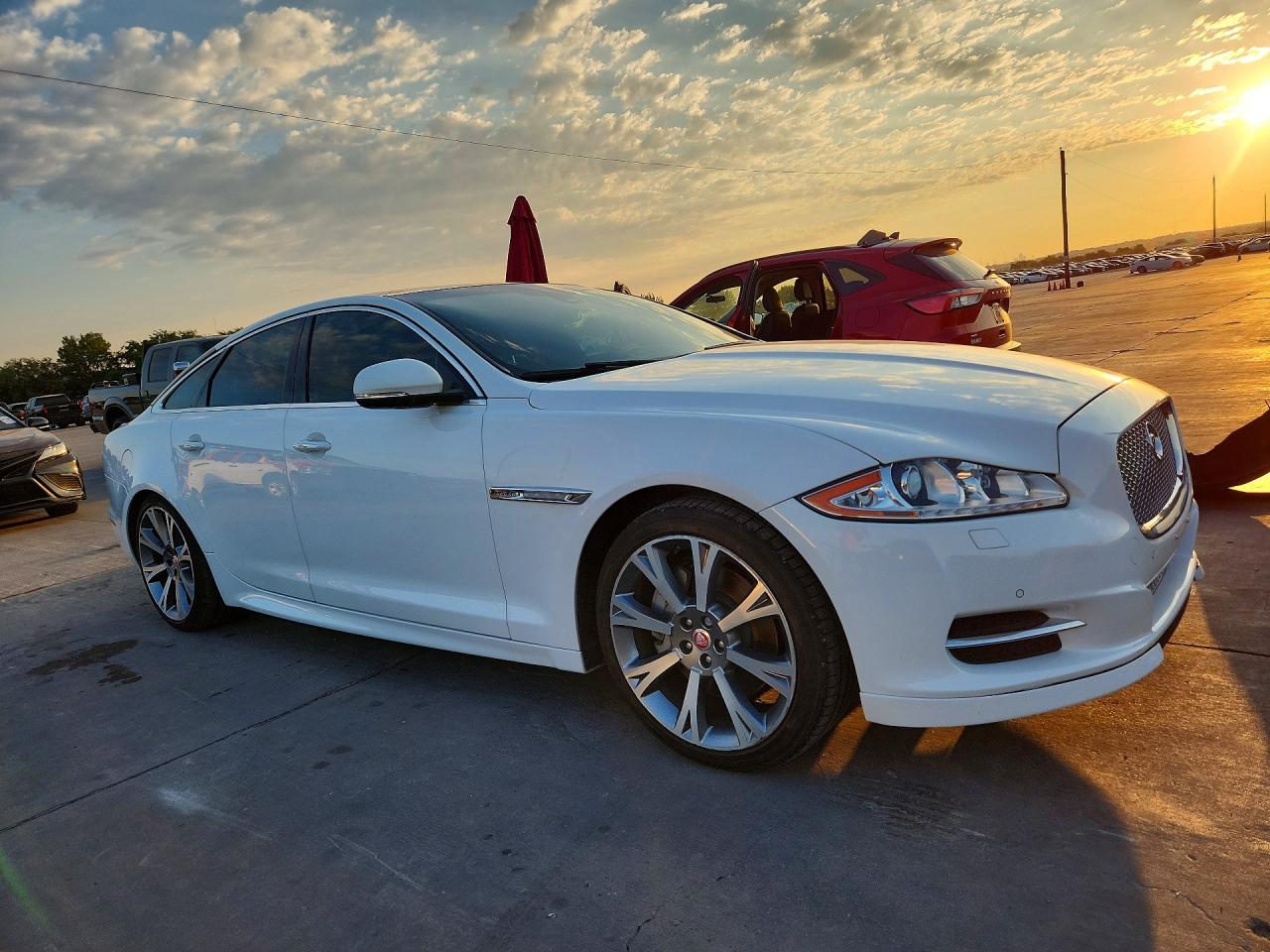 2015 Jaguar Xj White vin: SAJWA1CZ8F8V86563