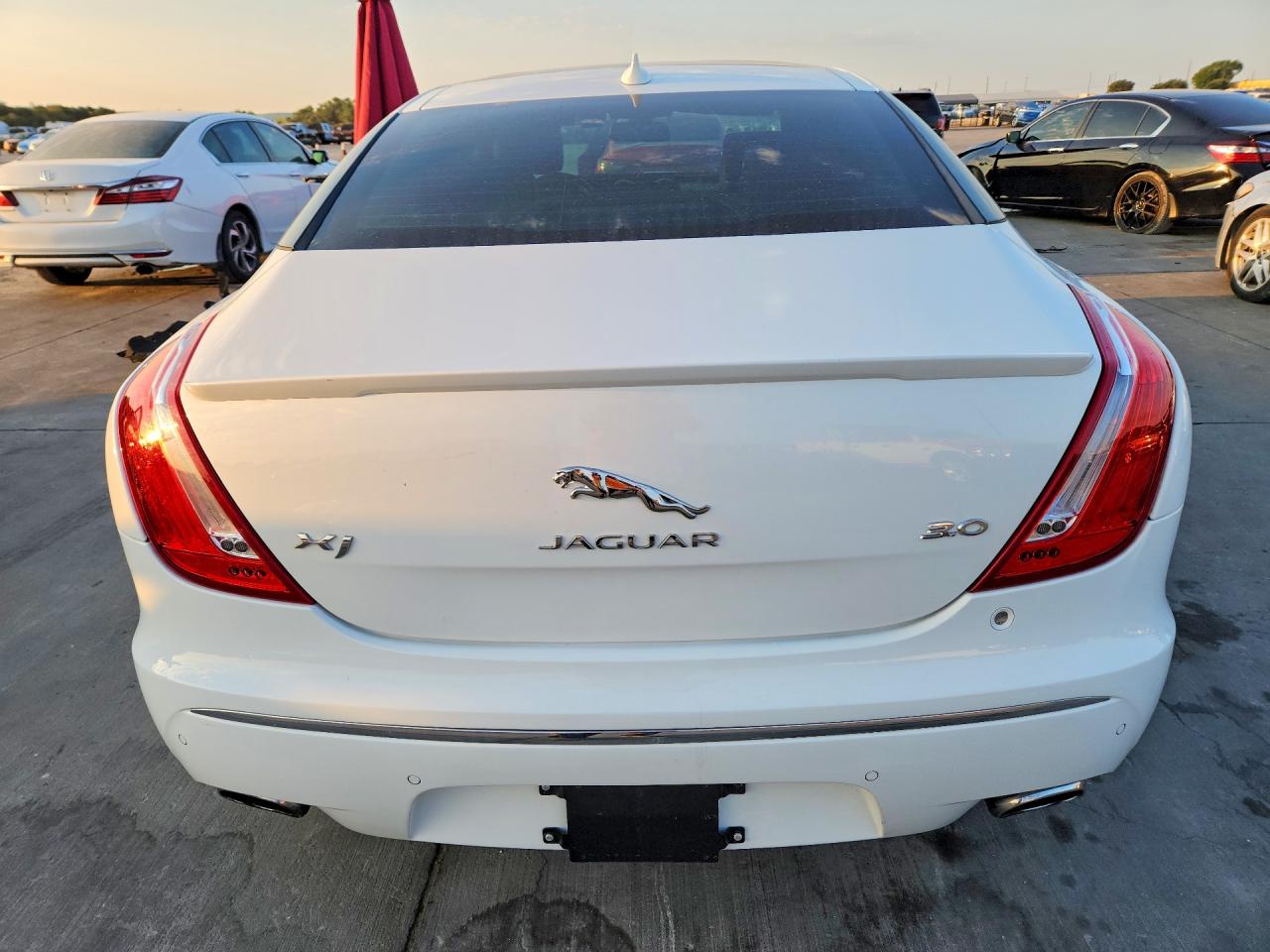 2015 Jaguar Xj White vin: SAJWA1CZ8F8V86563