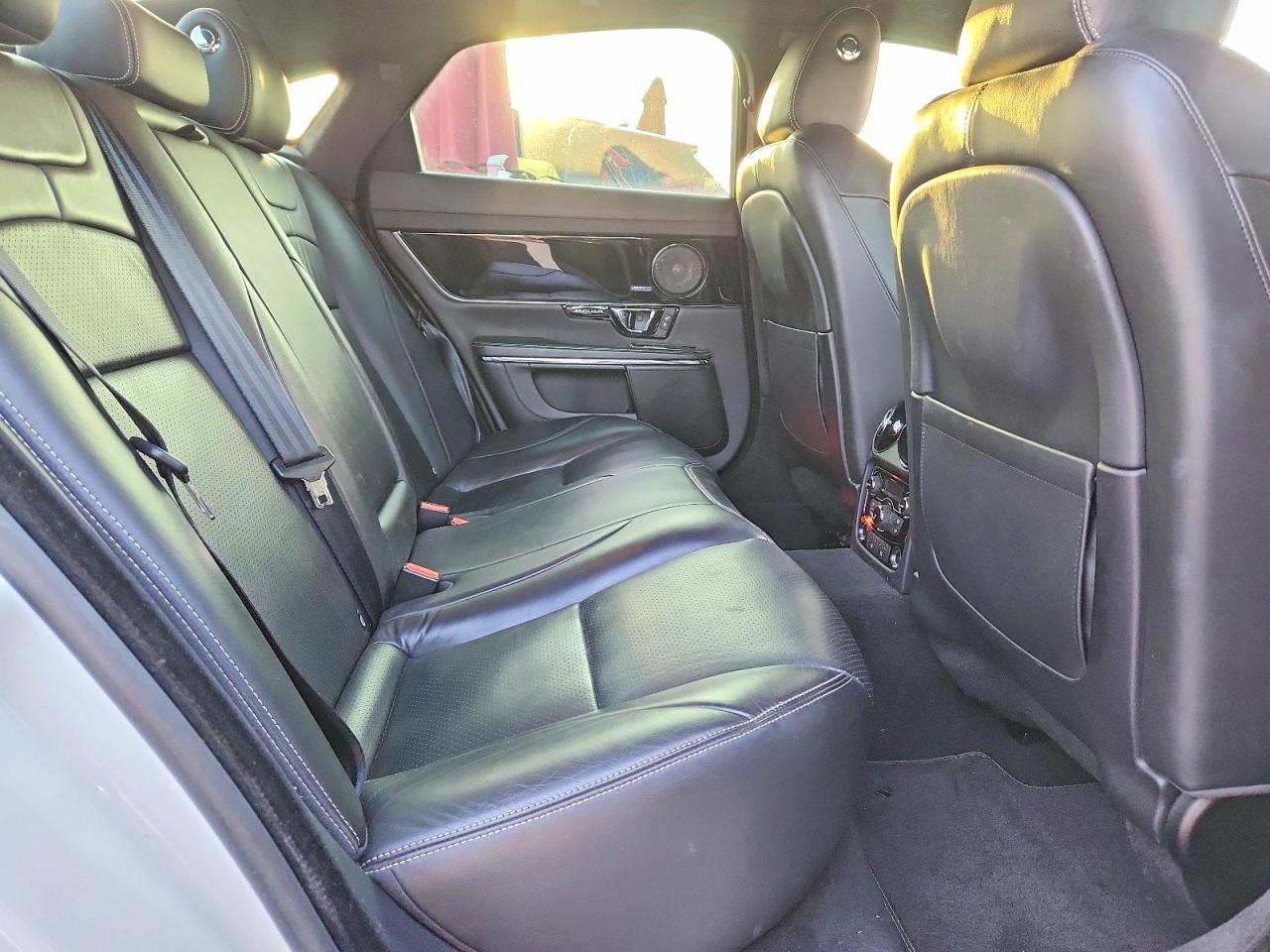 2015 Jaguar Xj White vin: SAJWA1CZ8F8V86563