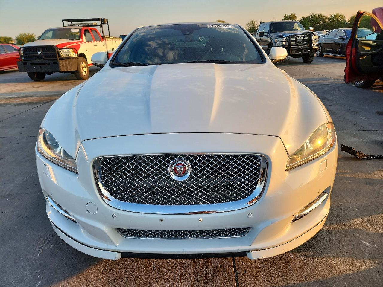 2015 Jaguar Xj White vin: SAJWA1CZ8F8V86563