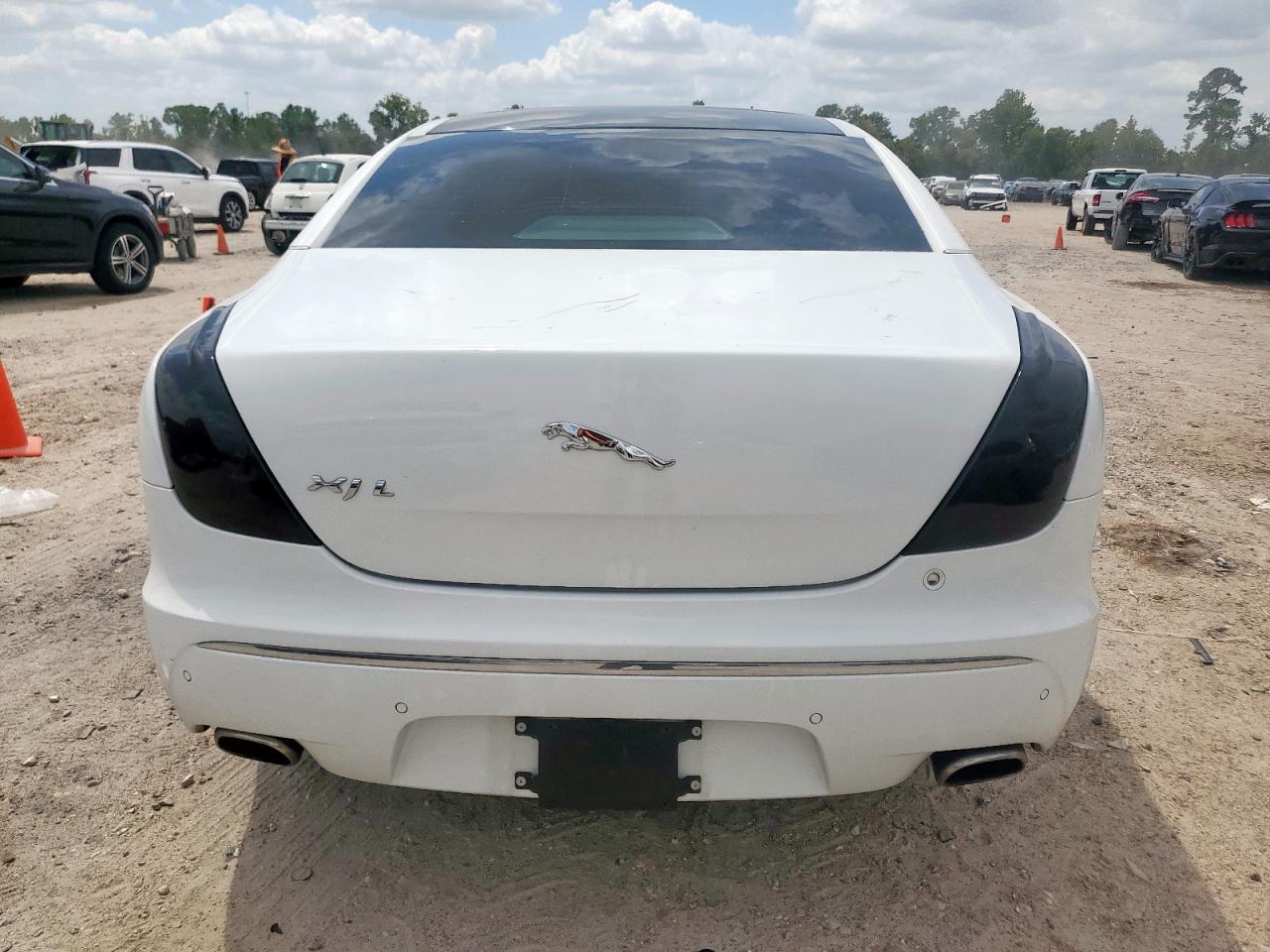 2012 Jaguar Xjl White vin: SAJWA2GB0CLV37997