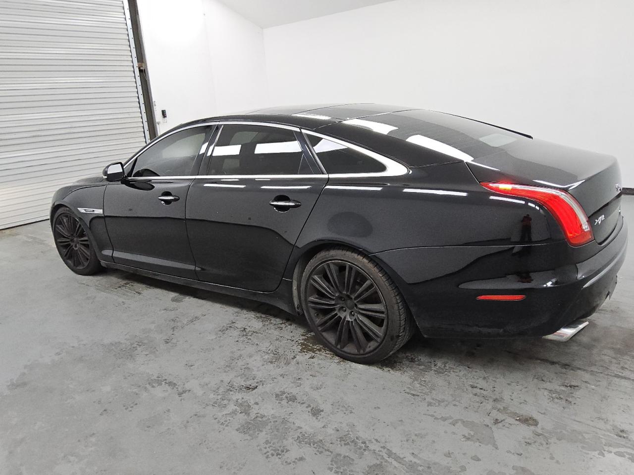 2012 Jaguar Xjl Supercharged Черный vin: SAJWA2GE2CMV23815 Damage: Left Qtr Panel, Dent(S) W/No Paint Dmg, < 1/8 Inch