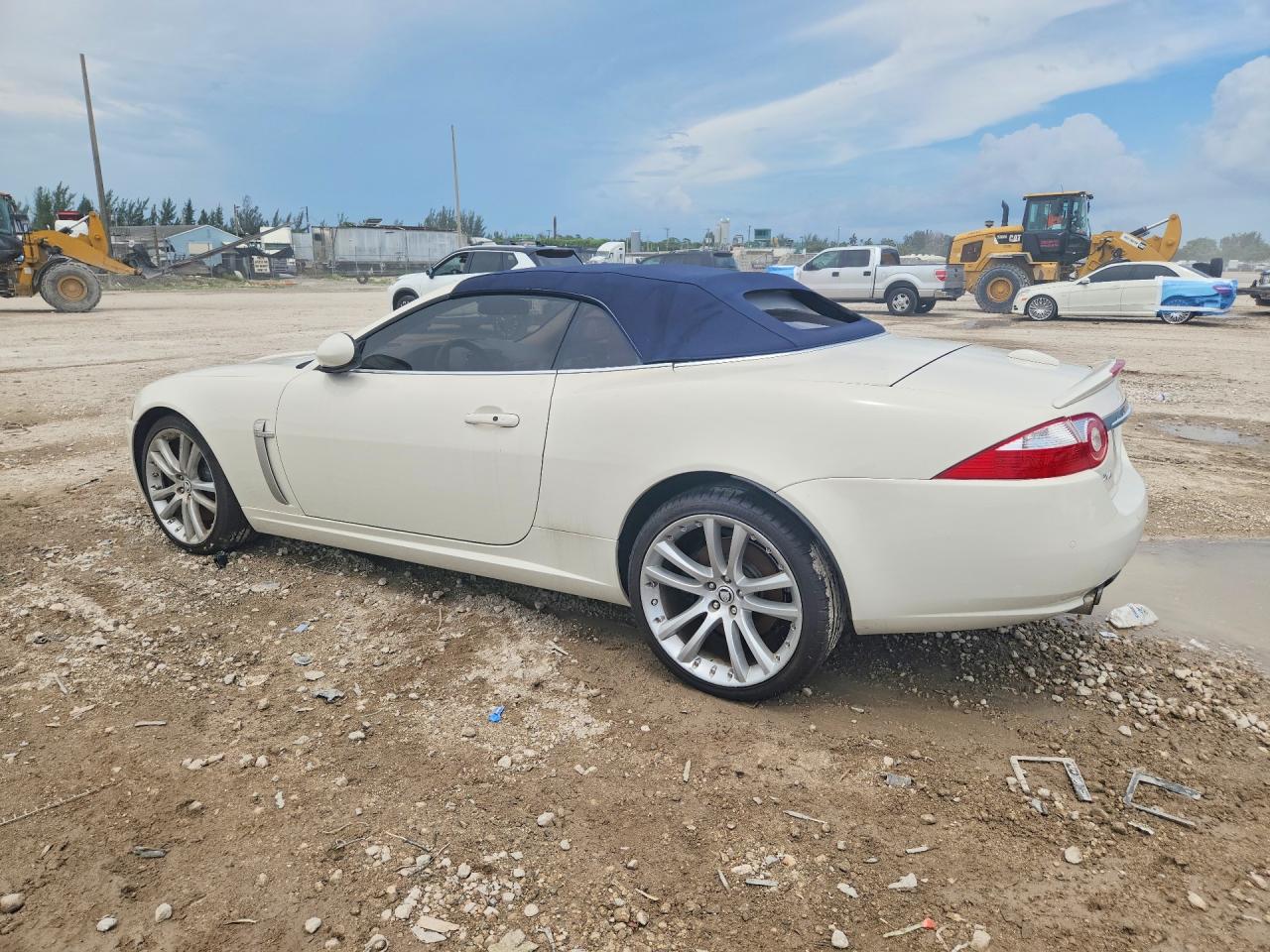 2007 Jaguar Xkr White vin: SAJWA44CX79B18148